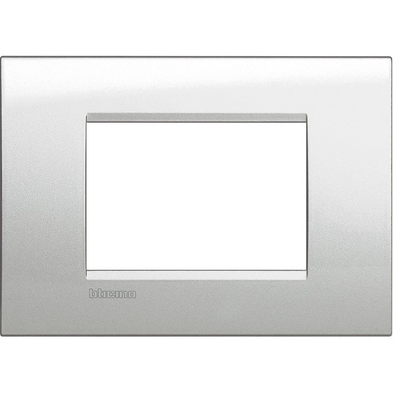 Bticino Livinglight placca 3 moduli quadra colore argento lunare LNA4803GL Bticino Livinglight placca 3 moduli quadra colore argento lunare LNA4803GL